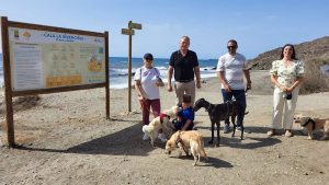 Cuevas del Almanzora (Almería) inaugura su playa canina en la cala del Invencible, la tercera de la provincia